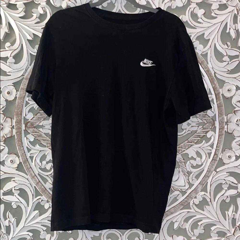 Nike Black Short Sleeve w Iconic Embroidered Swoosh Sportswear Club Tee sz M EUC